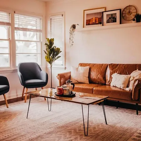 The Burrow-Cozy 3 Bdrm Hm - Free Parking Villa